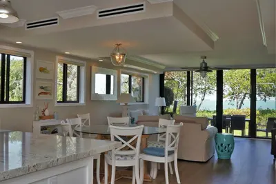Image de Maison de ville 100% rénovée au bord de la baie avec vue sur le coucher du soleil et cale de bateau de 36 pieds!
