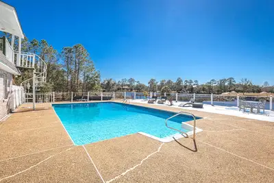 Image de 4 chambres, 3 salles de bain, grande piscine, sur une péninsule sur la route des casinos