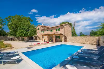 Image de Belle villa en pierre, situation chaleureuse et ensoleillée, piscine privée, clôturée
