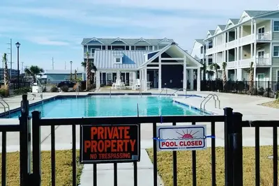 Image de Seaside Villas à Atlantic Beach- Magnifique Nouveau Townhome de 3 étages avec piscine!