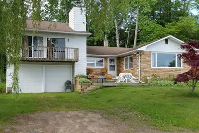 Image de Cottage avec Private Lakefront sur le magnifique lac Cristal