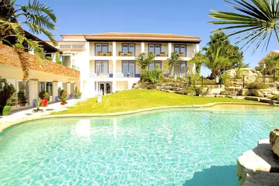 Image de Villa avec 10 chambres, piscine, jacuzzi, table de billard, tennis de table, sauna, salle de gym. .