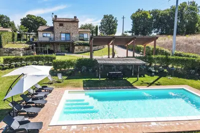 Image de Maison avec piscine privée, jardin clôturé, recharge voiture électrique