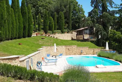 Image de Casa Acacia, une ancienne tour entourée par les vertes collines de San Giminiano