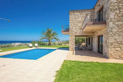 Image de Une villa en pierre avec piscine privée et vue imprenable sur la mer
