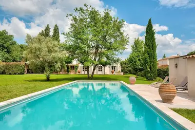 Image de Mas provençal au calme avec grande piscine à Aix en Provence.