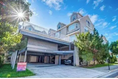 Image de Spacieuse maison de ville avec une piscine! 2 blocs de la plage! ! Pas de bal de promo / semaine senior!