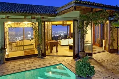 Image de Hollywood Hills 6000 pieds carrés Villa dans le ciel - Vues à couper le souffle - Reductions