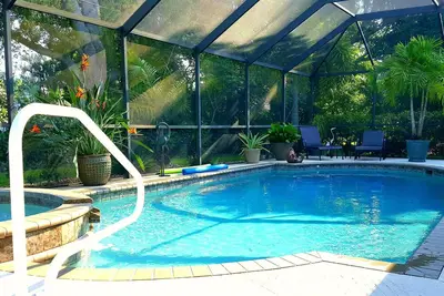 Image de Magnifique maison Chauds spa et une piscine dans un quartier calme