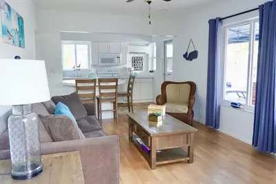 Image de Superbe appartement avec terrasse privée - près de la plage!