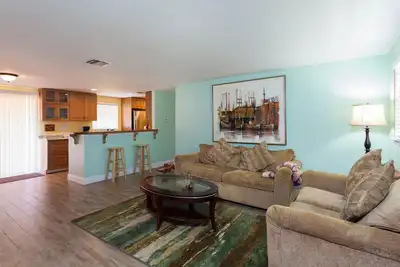 Image de Confortable, propre, paisible. À quelques minutes de la plage de Fort Myers et de l'île de Sanibel!