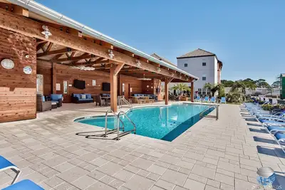 Image de Brand New Miramar Luxury Home avec voiturette de golf, salle de jeux, minutes de la plage!