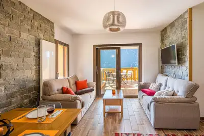 Image de Appartement 6 personnes, moderne, chaleureux avec spa, proche centre et ski