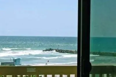 Image de Gros plan sur l'océan et la plage; NorthCoastVillage