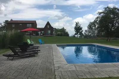 Image de Escapade au sommet d'une colline avec piscine chauffée à l'eau salée