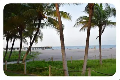 Image de Maison de vacances à 1 pâté de maisons de la plage, Internet haut débit gratuit, télévision par câble