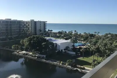 Image de Luxueux 2 Br / 2 Ba Condo Penthouse avec des vues spectaculaires.