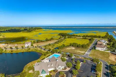 Image de Découvrez la beauté \/ luxe de cette maison de ville dans une communauté de villégiature