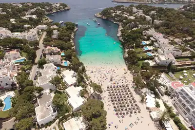 Image de Appartement moderne avec accès à la plage, proche du centre.