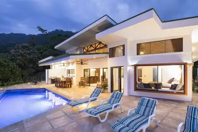 Image de Maison neuve dans la jungle surplombant l'océan Pacifique