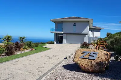 Image de Lodge moderne avec de superbes vues panoramiques à 180 ° sur l'océan Indien