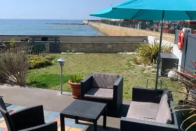 Image de Maison sur la plage, accès direct à la mer, à la digue et au port.
