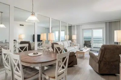 Image de Superbes vues sur l'océan et la plage au 4ème étage! Direct Oceanfront