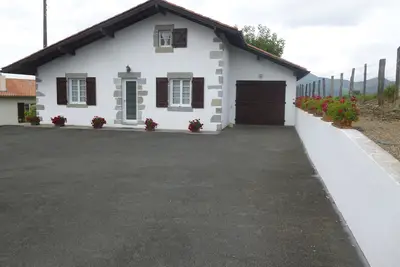 Image de Maison Basque située entre mer et montagnes.