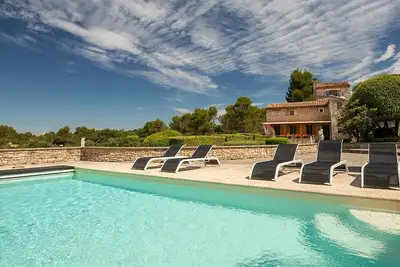 Image de Maison traditionnelle en pierre avec piscine et jardin entre Lacoste et Ménerbes