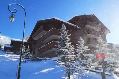 Image de Appartement Chalet Les Menuires, départ et retour à skis, spacieux et convivial