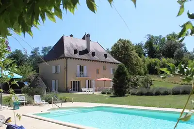 Image de Maison spacieuse, jardin, piscine. À pied du centre de Sarlat, des restaurants, des magasins.