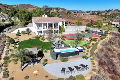 Image de Maison de luxe à côté des vignobles avec une vue de classe mondiale sur le pays viticole de Temecula