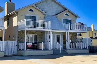 Image de Maison de ville récemment rénovée avec 3 chambres et 2 salles de bain à quelques pas de la plage
