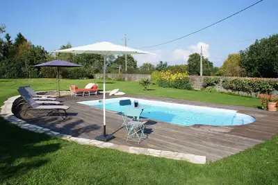 Image de Maison de vacances avec piscine située dans un village calme en pleine nature