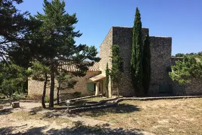 Mas, cadre idyllique, tranquillité, piscine, tennis, vue panoramique.