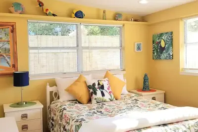 Image de 2/1 Mignon, lumineux, artistique près de Siesta Key cour clôturée de confidentialité pour animaux de compagnie!