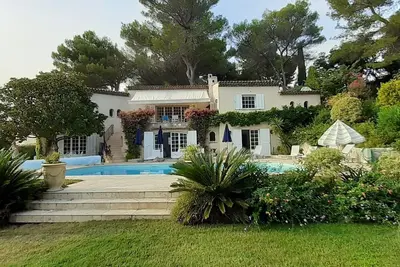 Image de Adorable villa retirée dans un endroit calme et boisé, grande piscine