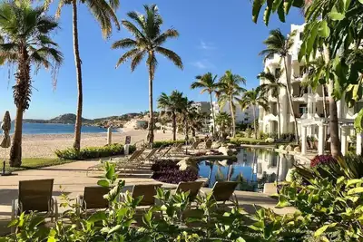 Image de Ocean Front Ground Floor avec une vue imprenable sur l'océan à quelques pas de la plage