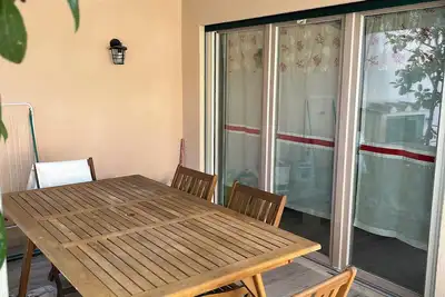 Image de appartement indépendant de deux pièces avec espace extérieur privé à 50 m de la mer. Prix offerts