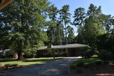 Image de Une maison unifamiliale confortable située juste dans le centre d'Augusta!