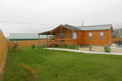 Image de Petite maison au pied des montagnes