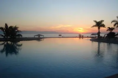 Image de Vues Glorious! En bord de mer - Vue sur la baie de Grand Luxury Condo