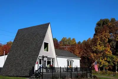 Image de Une maison de campagne nichée dans un cadre de carte postale idéal ~ Animaux domestiques et propres!