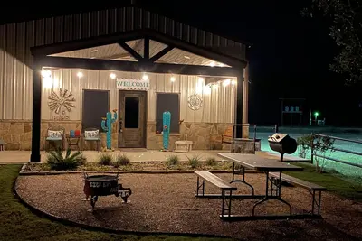 Image de Belle Barndominium personnalisé parfait pour les escapades romantiques et les vacances!