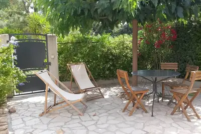 Image de 2 pièces en rez de jardin, à 2, 5 km de la mer, très calme