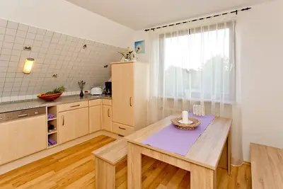 Image de grand appartement avec balcon, cheminée et vue sur les prairies et les champs