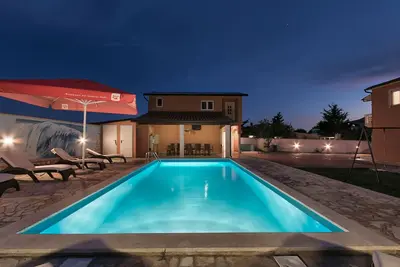 Image de Villa Yasmin avec piscine, piscine intérieure chauffée, sauna, fitness, grand porche
