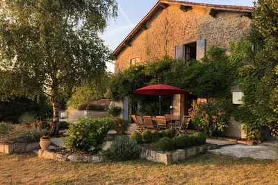 Image de La Grange, belle grange convertie avec piscine privée en milieu rural