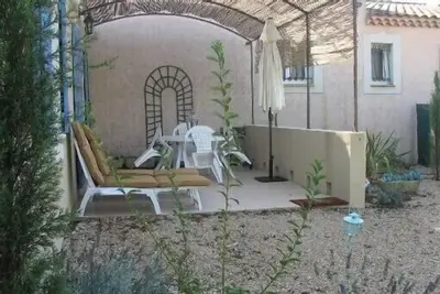 Image de L'Enclos des Fontaines gite situe dans la perle du comtat