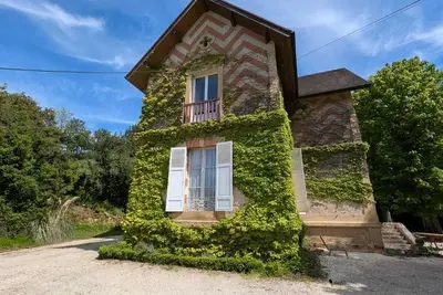 Propriété de caractère à Vitrac, Périgord Noir, piscine et tennis privés.